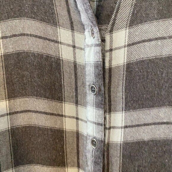 BKE Eased Womens Gray Split V-Neck Soft 100% Rayon Plaid Button Up Shirt Small - Picture 6 of 12